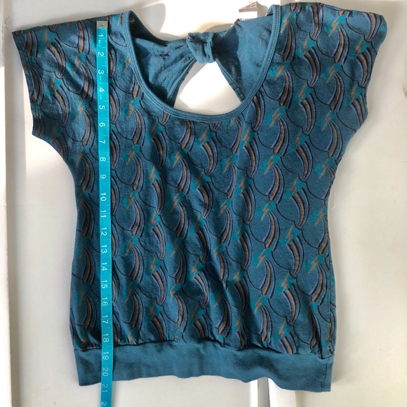 Cute top, keyhole back - Picture 3 of 4